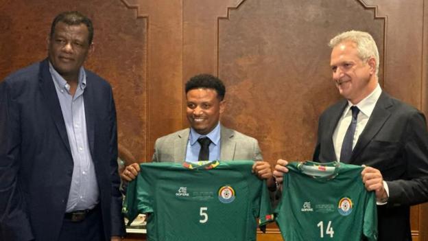 Yohanes Zewdu (middle) with Ethiopian Football Federation president Esayas Jira (left) and Guido Fienga, the chief executive of Saudi Arabian club Al Nassr